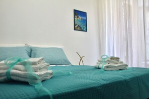 3 bedrooms, WiFi, bed sheets - Apartment 5 minutes from the sea with terrace and private parking space (Falerna Marina)