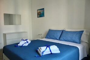 3 bedrooms, WiFi, bed sheets - Apartment 5 minutes from the sea with terrace and private parking space (Falerna Marina)