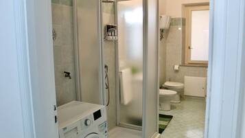 Asciugacapelli, bidet, sapone, carta igienica