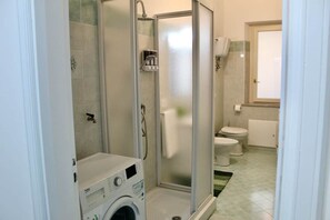 Een haardroger, een bidet, zeep, toiletpapier