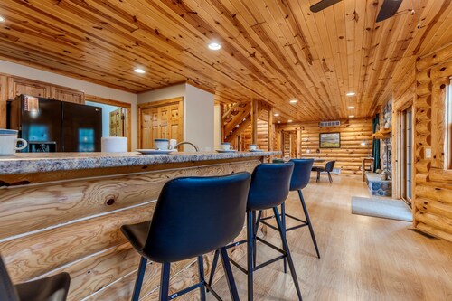 NEW*Golf-Hot Tub-Game Room-Pool-WI Dells