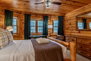Desk, iron/ironing board, travel cot, free WiFi - NEW*Golf-Hot Tub-Game Room-Pool-WI Dells (Arkdale)