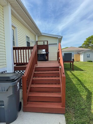 Terrace/patio -  3-bedroom Myrtle beach house just a short walk to beach.  Includes golf cart. (Myrtle Beach)