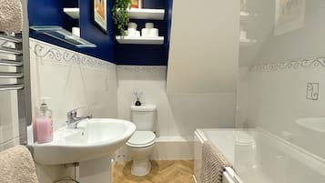 Standard Apartment | Bathroom | Free toiletries, hair dryer, towels, soap