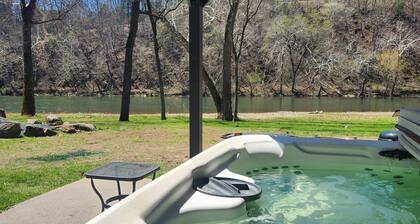 Large Riverfront Cabin! Hot Tub, Sun room/Game Room Close to LurayCaverns
