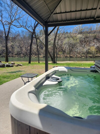 Large Riverfront Cabin! Hot Tub,  Sun room/Game Room Close to LurayCaverns