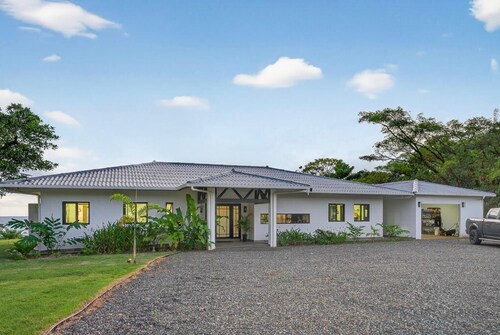 Pacific Paradise Villa, where Mountains met Ocean, Morrillo