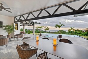 Une terrasse extérieure avec une table, des chaises et des bougies.