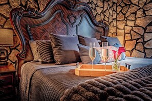 1 bedroom, free WiFi, bed sheets - Smoky Crown Retreat A Private kingdom for two (Sevierville)