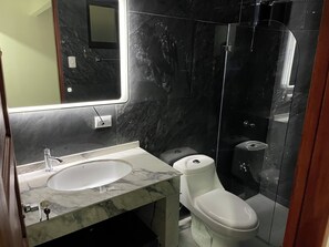Een douche, handdoeken, zeep, shampoo