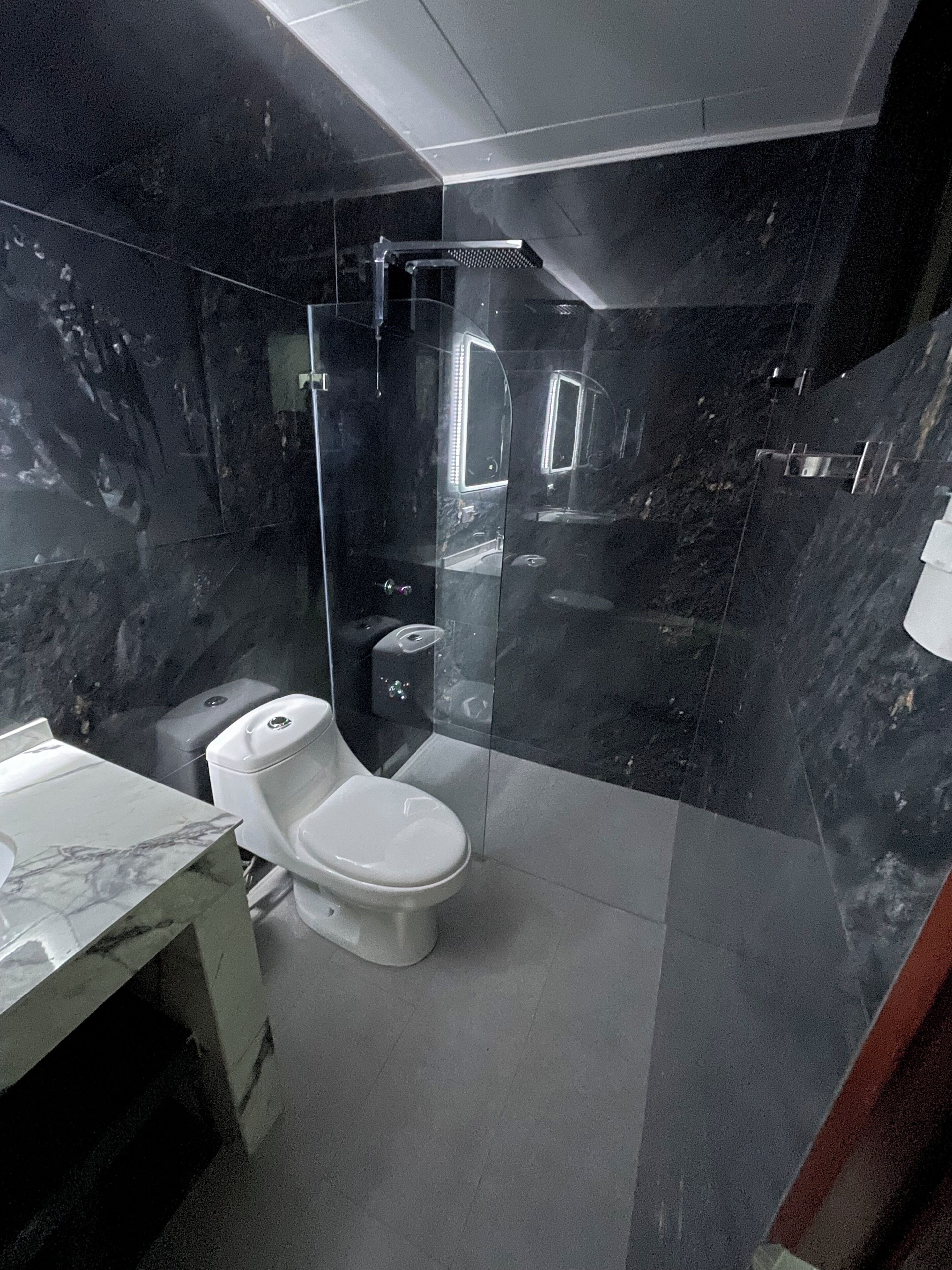 Doccia, asciugamani, sapone, shampoo