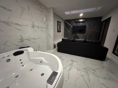 Small Lux House/2BR HOTTUB