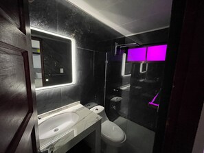 Een douche, handdoeken, zeep, shampoo