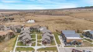Un quartier résidentiel avec des maisons modernes, un centre communautaire et un grand espace vert.