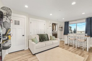 Interior - Victor Headwall (Victor)