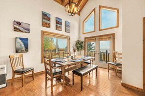 Interior - Henrys Reel Retreat (Island Park)