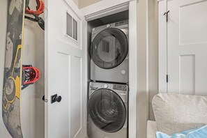 Interior - Victor Traverse (Victor)