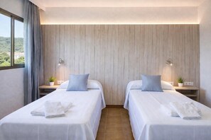 Căn hộ | 1 phòng ngủ, trang bị nội thất với thiết kế riêng biệt, bộ trải giường 