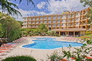 Un hôtel doté d’une piscine, de plusieurs balcons et d’un panneau indiquant la présence d’un spa.