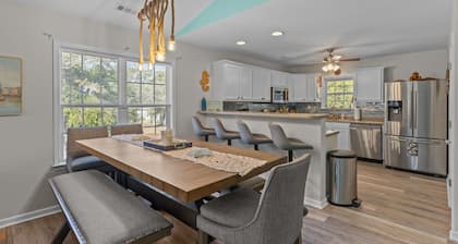 Newly Renovated, pet-friendly beach home w/ elevator, fenced yard in Oak Island