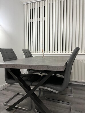 Dining - Stylish 3BR Townhouse| Driveway Parking| Fast Wifi (Salford)