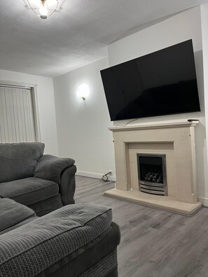 Living area - Stylish 3BR Townhouse| Driveway Parking| Fast Wifi (Salford)