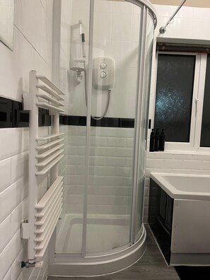 Bathroom - Stylish 3BR Townhouse| Driveway Parking| Fast Wifi (Salford)