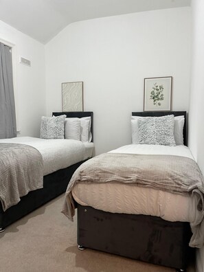 Room - Stylish 3BR Townhouse| Driveway Parking| Fast Wifi (Salford)