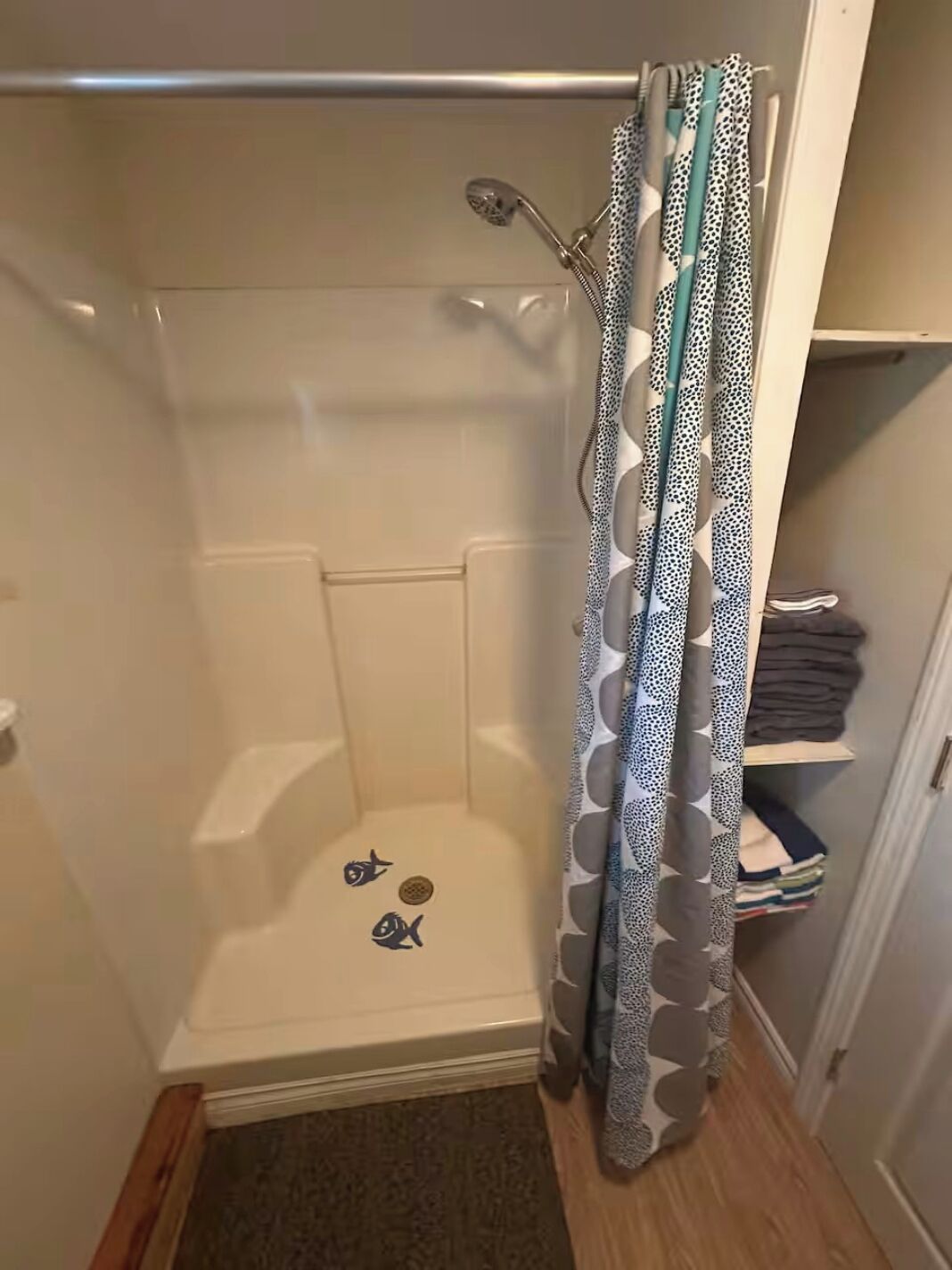 Ducha, secador de pelo, toallas, jabón