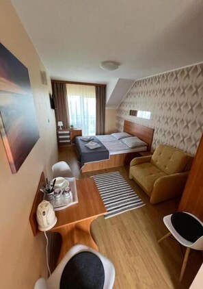 Habitación triple clásica, balcón, vista parcial al mar