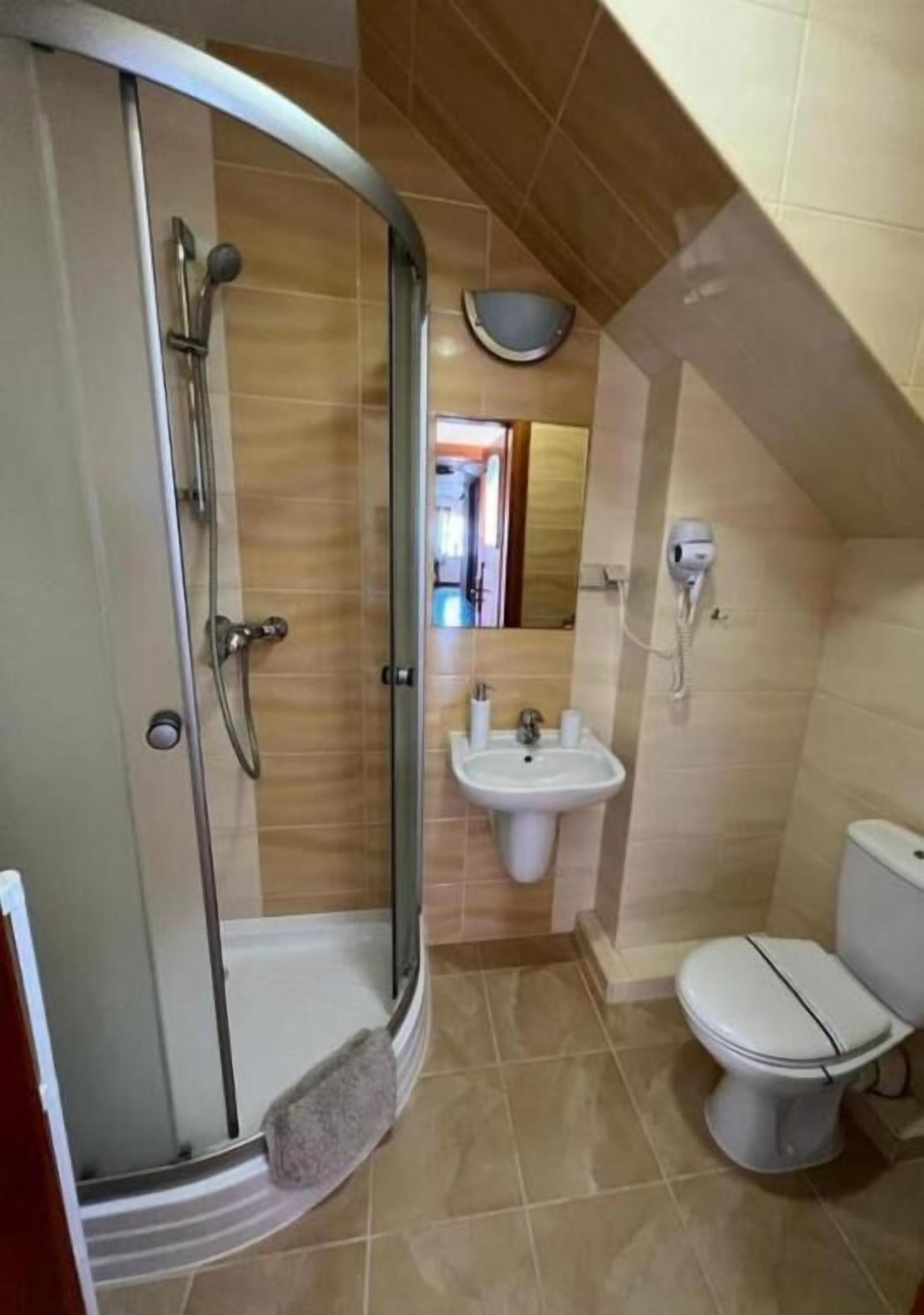 Kamar Triple Klasik, balkon, pemandangan laut terbatas | Kamar mandi