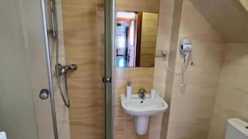 Kamar Triple Klasik, balkon, pemandangan laut terbatas | Kamar mandi