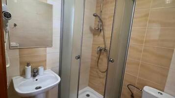 جناح كلاسيكي - بشرفة - منظر للفناء | حمام