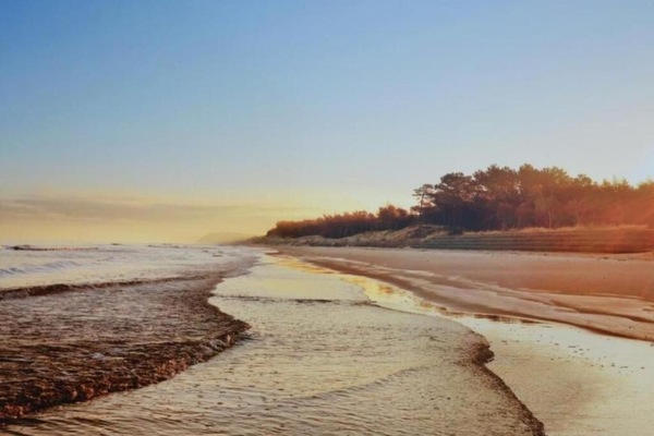 Beach nearby, white sand, 5 beach bars