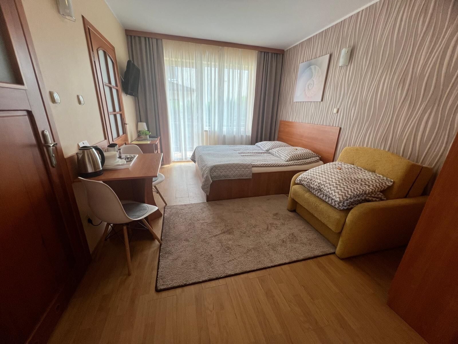 Suite clásica, balcón, vista al patio | Cortinas blackout, insonorización y tabla de planchar con plancha 