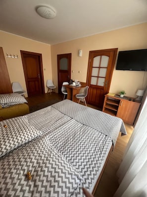 Suite clásica, balcón, vista al patio | Cortinas blackout, insonorización y tabla de planchar con plancha