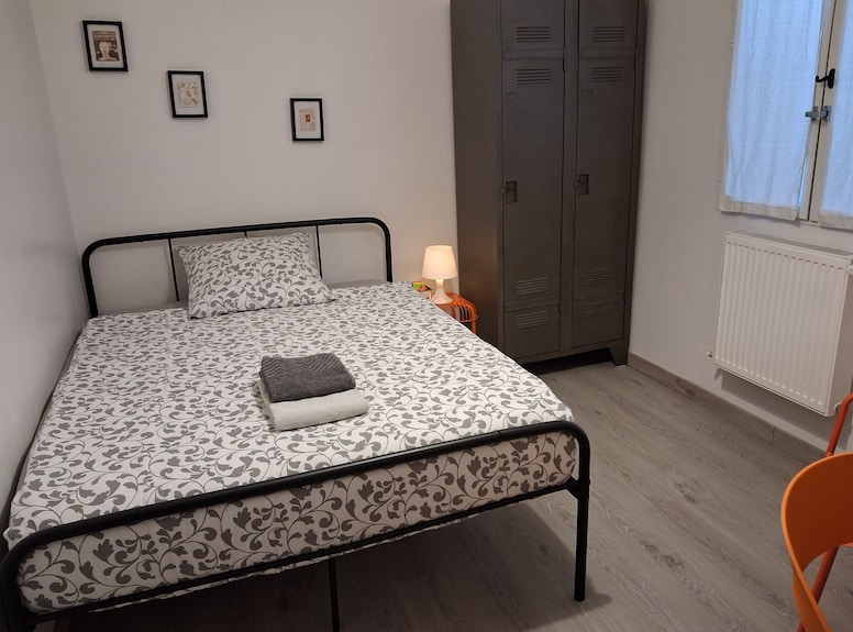 First Floor Room In A Town House. - Tours