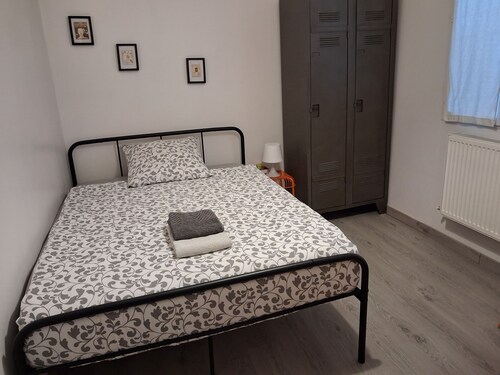 Chambre au rez-de-chaussée de chaussée dans une maison de ville.