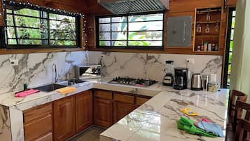 Coffee/tea maker, fridge, microwave, stovetop