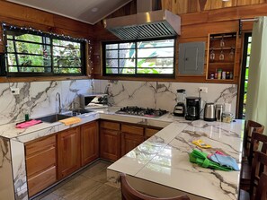 Fridge, microwave, stovetop, coffee/tea maker - New! Two Villas- King & Dbl beds, Hot Water, Air Conditioning, River (La Fortuna)