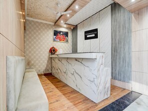 House | Reception - Townhouse Railway Road Katrathe Amro (Reasi)