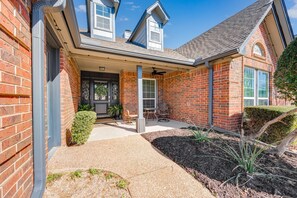 Exterior - Private Pool Oasis- Wentwood Boutique Retreat - DFW/FIFA 2026 (North Richland Hills)