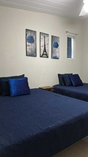 2 habitaciones, tabla de planchar con plancha, wifi y ropa de cama 