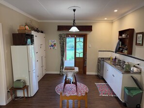 Private kitchen - Clutha River View Cottage Perfect Roxburgh Escape (Roxburgh)