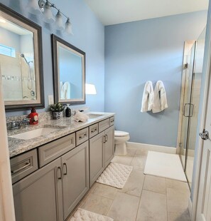 Bathroom - Charming 3-bedroom Lakeside Retreat with the pool. (Fort Myers)