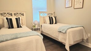 Room - Charming 3-bedroom Lakeside Retreat with the pool. (Fort Myers)