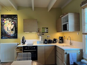 Private kitchen - 60m² for 2 people, panoramic views, private park and woodland, pets welcome. (Simiane-la-Rotonde)