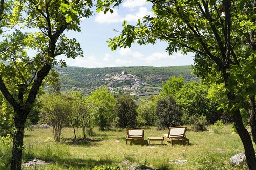 60m2 pour 2 personnes, vue dominante, parc et forêt privée, animaux bienvenus.