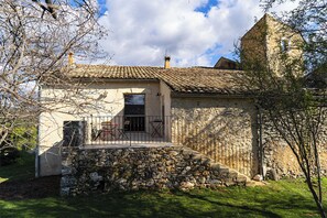 Exterior - 60m² for 2 people, panoramic views, private park and woodland, pets welcome. (Simiane-la-Rotonde)