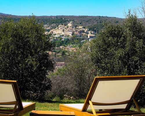 60m² for 2 people, panoramic views, private park and woodland, pets welcome.